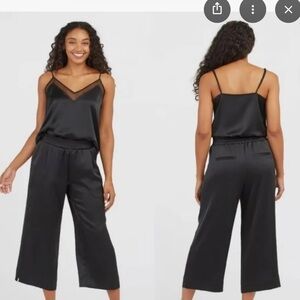 SPANX Black Wide Leg Satin Cropped Pants Size Large


Waist 16
Rise 11
Inseam 26